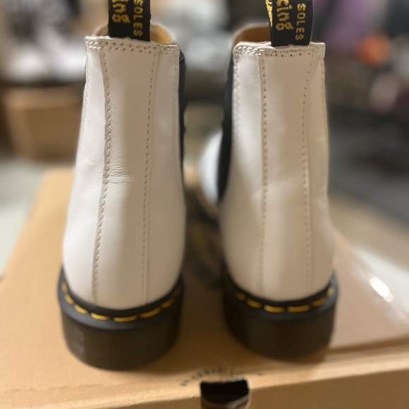 Dr. Martens 2976 Chelsea Boot - Women's - authentic all NWT 🤍 - Picture 7 of 9